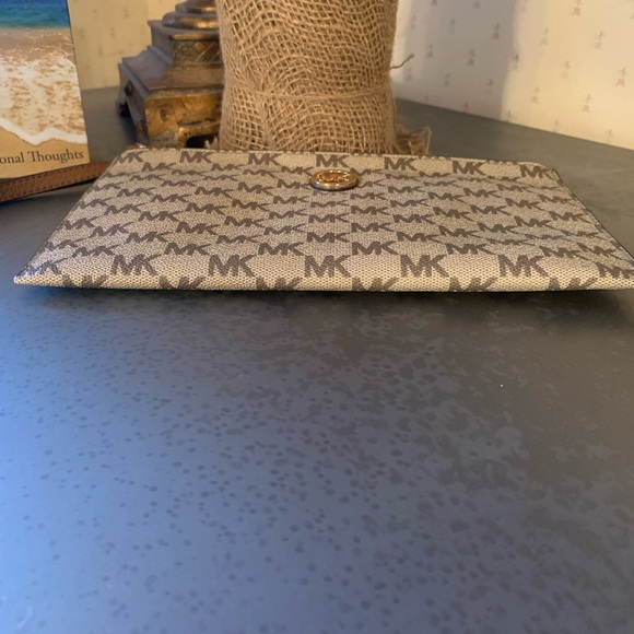 Michael Kors NEW never carried Wristlet. Khaki Tan PVC with Brown signature MK. - Picture 6 of 7